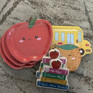 Back to School Red Apple, bus 80 Paper plates & napkins 12”, 3 napkins